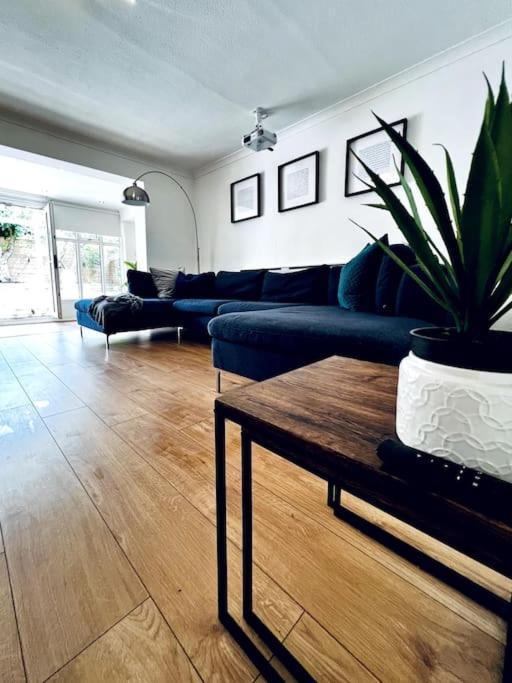 Entire Modern House In Tamworth - 2 Double Beds + Free Parking Villa Kültér fotó