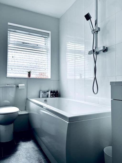 Entire Modern House In Tamworth - 2 Double Beds + Free Parking Villa Kültér fotó