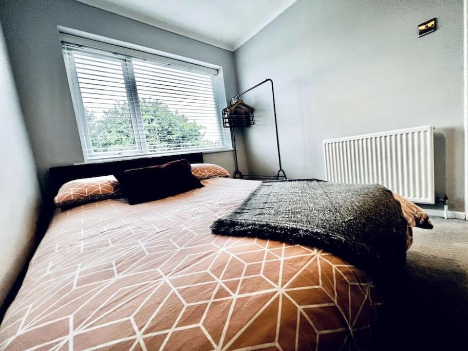Entire Modern House In Tamworth - 2 Double Beds + Free Parking Villa Kültér fotó